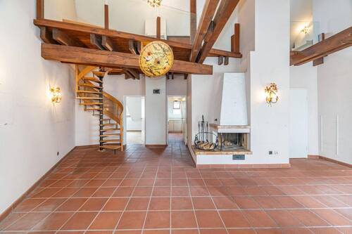 Wohnbereich mit Treppenaufgang zur Galerie - Einzigartige Dachgeschosswohnung mit Galerie und großem Gestaltungspotenzial in Obersendling!