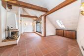 Wohnbereich mit Kamin - 3 Zimmer Etagenwohnung zum Kaufen in München