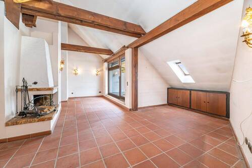 Wohnbereich mit Kamin - 3 Zimmer Etagenwohnung zum Kaufen in München