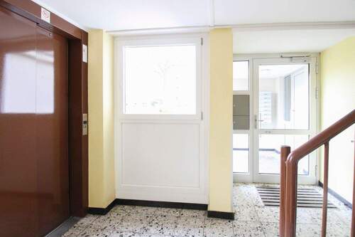 Eingangsbereich und Aufzug - 