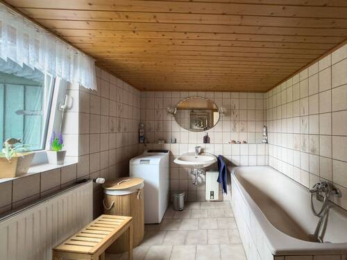 Badezimmer mit Wanne - 