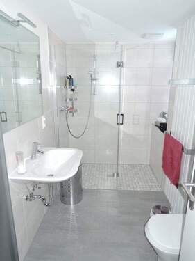 Schickes, modernes Bad mit Dusche - 