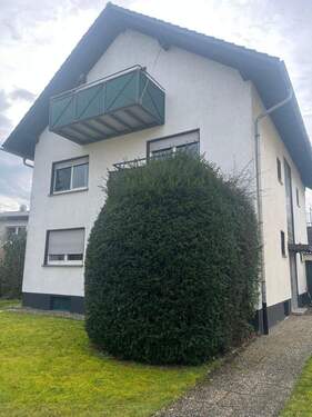 Hausfront, Balkon liegt zur Südseite - 