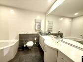 Vollbad mit Wanne und Dusche - 