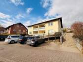 1 Hausansicht mit Stellplatz - Gepflegte 3-Zimmer-Dachgeschoss Eigentumswohnung mit Loggia und Stellplatz in Northeim-Hillerse