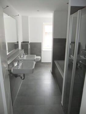 Badezimmer - lichtdurchflutete 3-Raum-Wohnung im Stadtteil Schönefeld