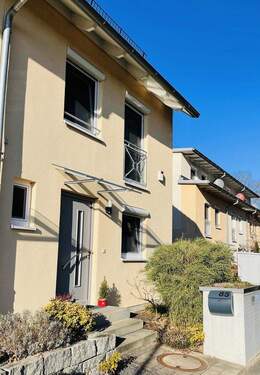 Außenansicht - Attraktives Reihenendhaus mit Blick ins Grüne - Ihr neues Zuhause in NürnbergHerpersdorf -
