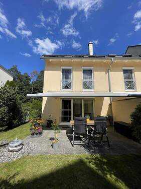 Gartenbereich mit Markise - 