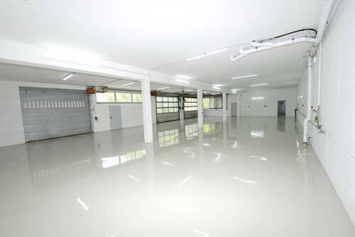 Hallenansicht - 3-D-Virtual-Tour! Große renovierte Halle mit Büroflächen in Höchberg, verkehrsgünstig gelegen