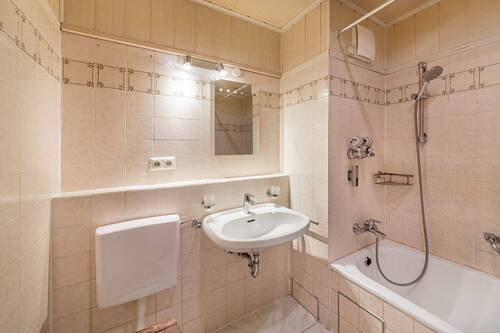 Bad mit Wanne - 