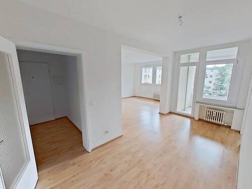 Ansicht I: Wohn- und Esszimmer - Schön geschnittene 3-Zimmer-Wohnung mit Loggia und Badewanne