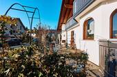 Objektansicht mit Terrassenbereich Erdgeschoss - 