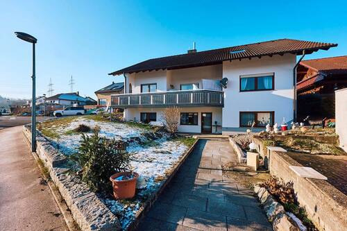 Objektansicht mit Eingang zur Einliegerwohnung - 9 Zimmer Mehrfamilienhaus, Wohnhaus zum Kaufen in Rangendingen