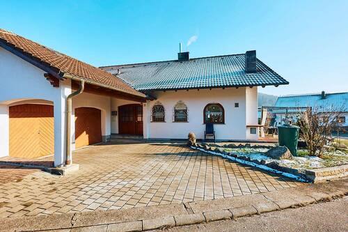 Objektansicht mit Eingang und Doppelgarage - 9 Zimmer Mehrfamilienhaus, Wohnhaus in Rangendingen