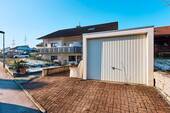 Objektansicht mit Garage - 