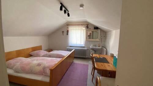 Zimmer im Dachgeschoss - 