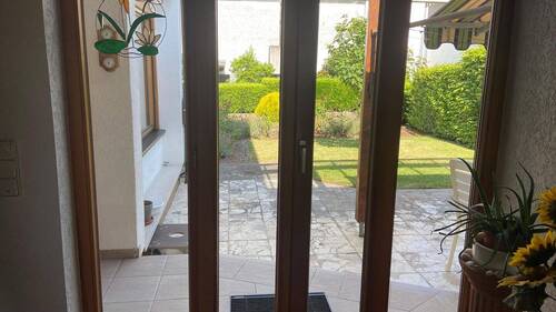 Windfang mit Zugang auf die überdachte Terrasse - 