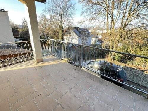 Balkon - Groß, hell und zentral, 95 m² 3 Zimmer mit Garage!