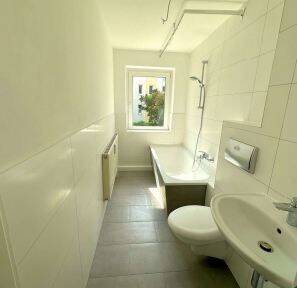 Badezimmer.jpg - Etagenwohnung mit 57,00 m&sup2; in Langenweißbach zum Kaufen