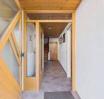RESERVIERT! Charmantes Generationenhaus in Blumberg: Großzügiger Wohnraum mit Ausbaupotential