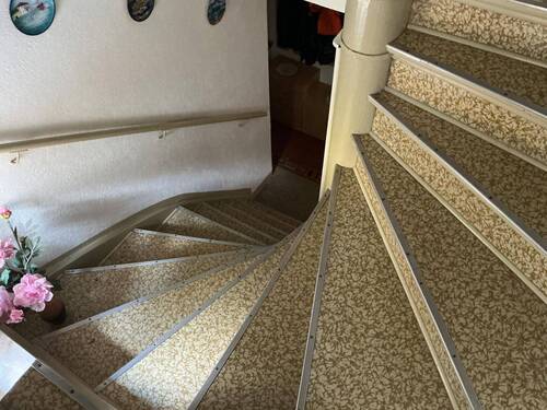 Treppe zum Dachgeschoss aus Holz - 