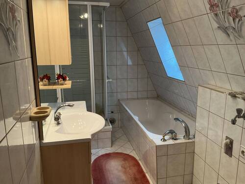 BAd im DG mit Wanne und Dusche - 