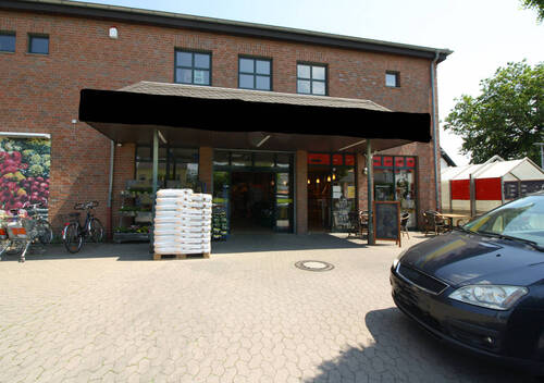 Bild 1 - Im Zentrum: Immobilie mit großem Grundstück und ausreichend Parkmöglichkeiten