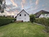 Hausansicht mit Garten - Doppelhaushälfte im ruhigen hinteren Wohnbereich mit Garten