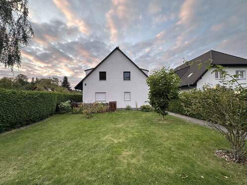 Hausansicht mit Garten - Doppelhaushälfte im ruhigen hinteren Wohnbereich mit Garten