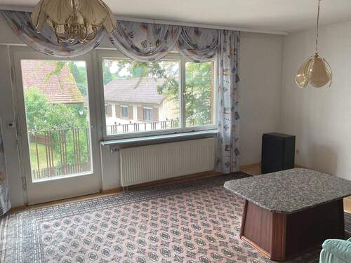 Wohnzimmer im Erdgeschoss mit Balkon - 