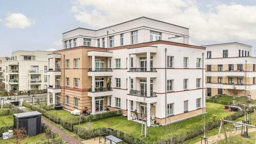 Blick auf das Haus - Wohnqualität zum Wohlfühlen: Moderne 3-Zimmer-Wohnung mit Balkon und Aufzug