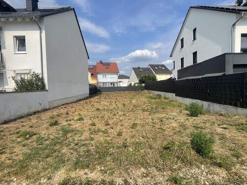 Blick auf das Grundstück - Grundstück in Kelsterbach