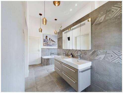 Doppelwaschbecken im Badezimmer - 