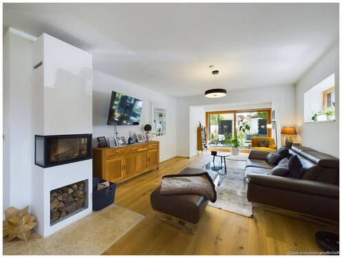 Wohnzimmer mit Echtholzkamin - 