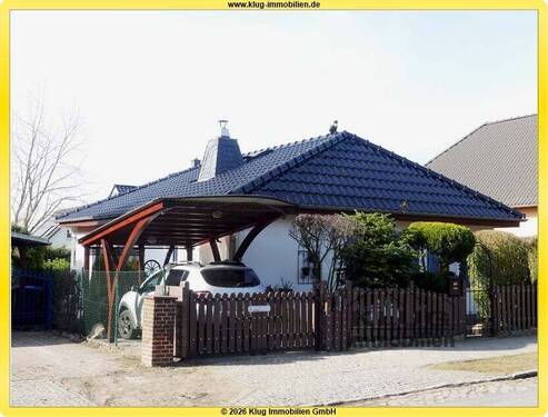 Straßenansicht mit Carport - Birkenwerder! Neuwertiger Massivbungalow mit Komfortausstattung ruhiger Bestwohnlage