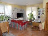 Heller Wohnbereich mit bodenti - 