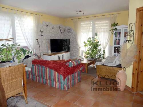 Heller Wohnbereich mit bodenti - 