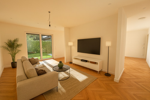 Wohnzimmer_virtuell möbliert - 9 Zimmer Einfamilienhaus zum Kaufen in München