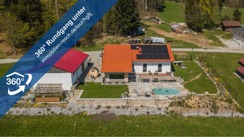 360°-Rundgang Luftbild - Wegscheid: Wohnen mit Panorama: Moderner Bungalow mit Pool, Sauna & traumhaftem Alpenblick