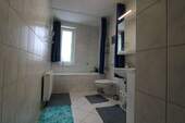 Badezimmer mit Wanne - 