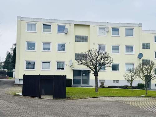 Hausanschrift - 3-Zimmer-Erdgeschosswohnung mit Balkon und Garage in Mehrfamilienhaus