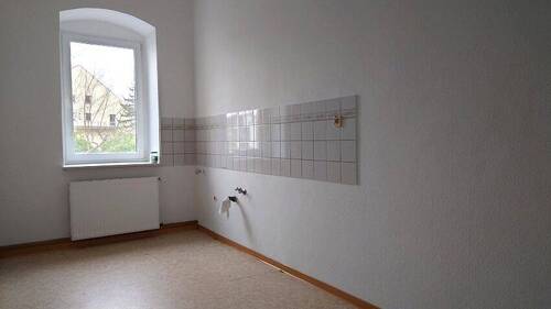 Blick in die Küche - 2 Zimmer Etagenwohnung in Riesa