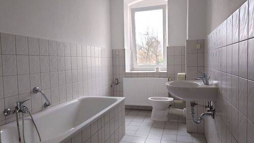 Blick ins Tageslichtbad - Etagenwohnung mit 54,00 m² in Riesa zur Miete