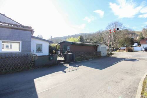 Schuppen u. Garage (rechts) - 
