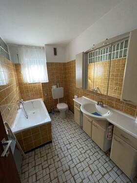 Bad mit großem Spiegelschrank - 