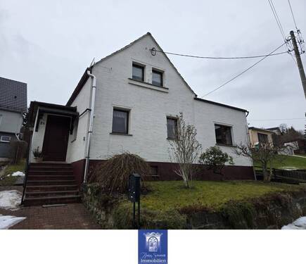 Hausansicht - Einfamilienhaus mit großem Potenzial zur Erneuerung