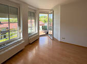 Wohnbereich mit Ausgang Balkon - 2 Zimmer Etagenwohnung zur Miete in Bad Sulza