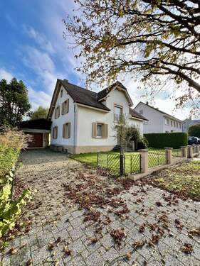 Bild 1 - Seltenes Angebot: Zentral gelegenes Einfamilienhaus mit attraktivem Grundstück