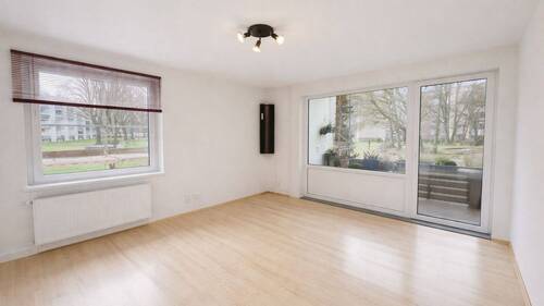 Wohnzimmer - 3-Zimmer-Erdgeschosswohnung mit Balkon und Gestaltungspotenzial in ruhiger Lage.