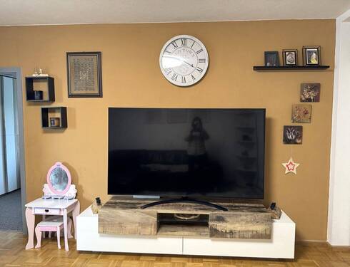 Wohnzimmer -farbliche Wand - 3 Zimmer Etagenwohnung zum Kaufen in Lauchringen